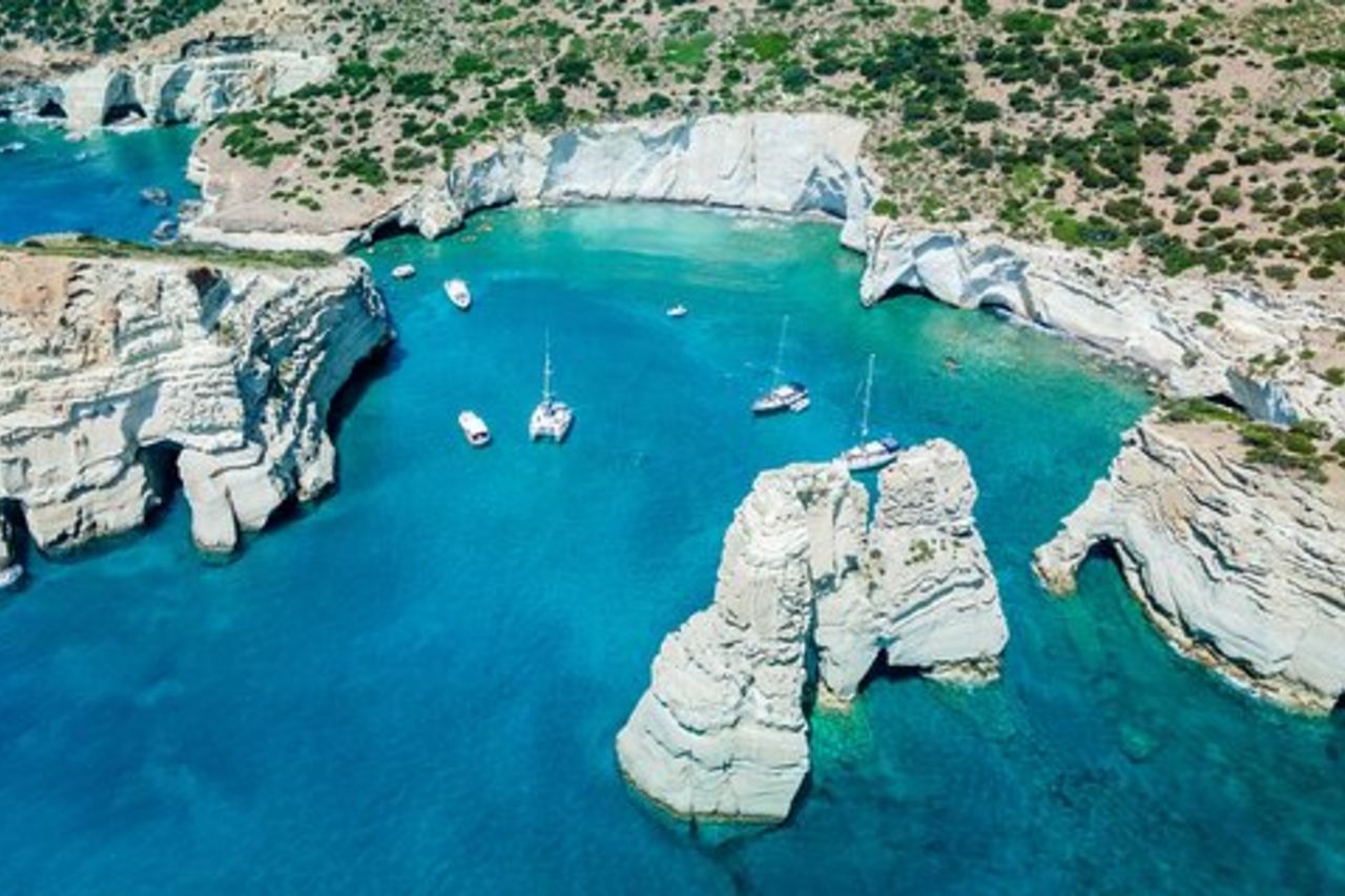 Crociera in catamarano a Milos e Poliegos Menù completo fatto in casa, barbecue e bevande