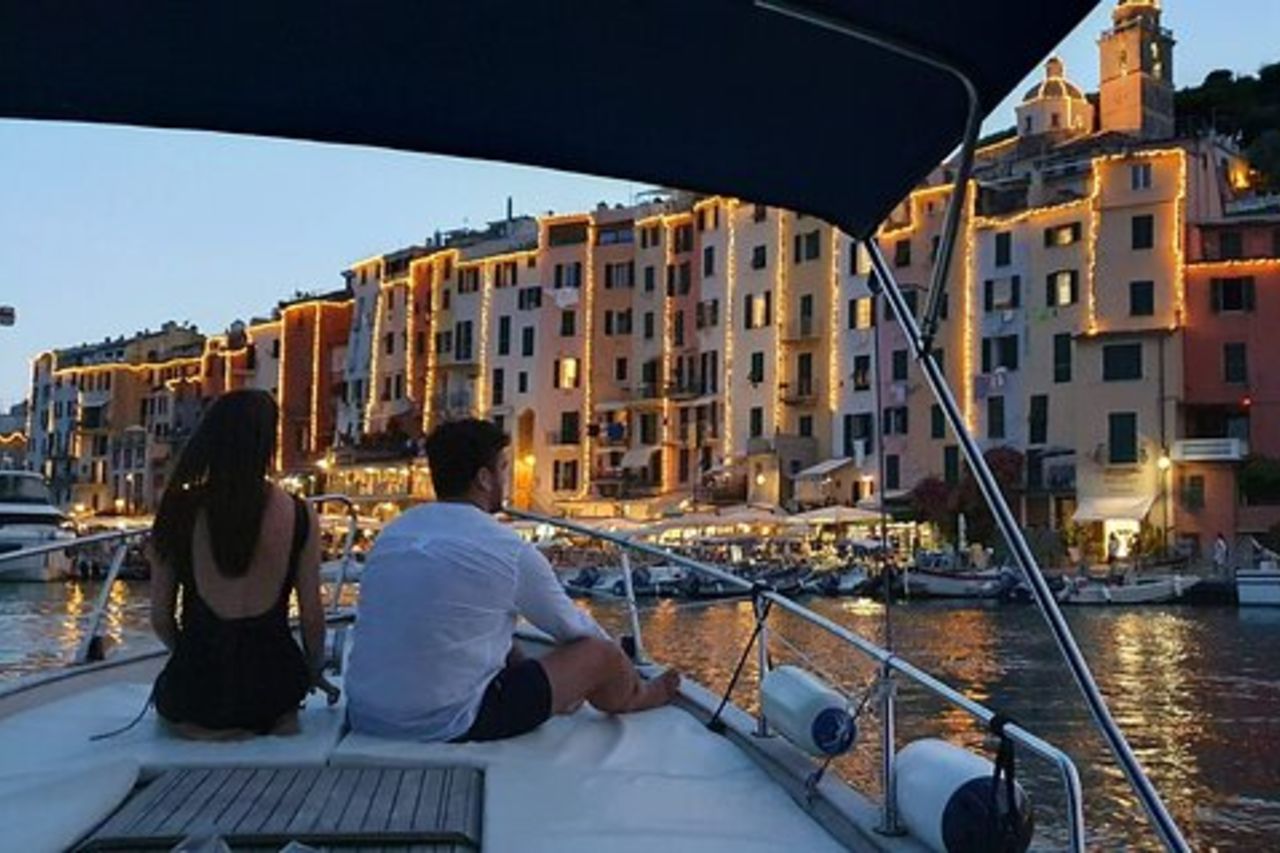 Tour privato in barca al tramonto di 3 ore nel Golfo dei Poeti