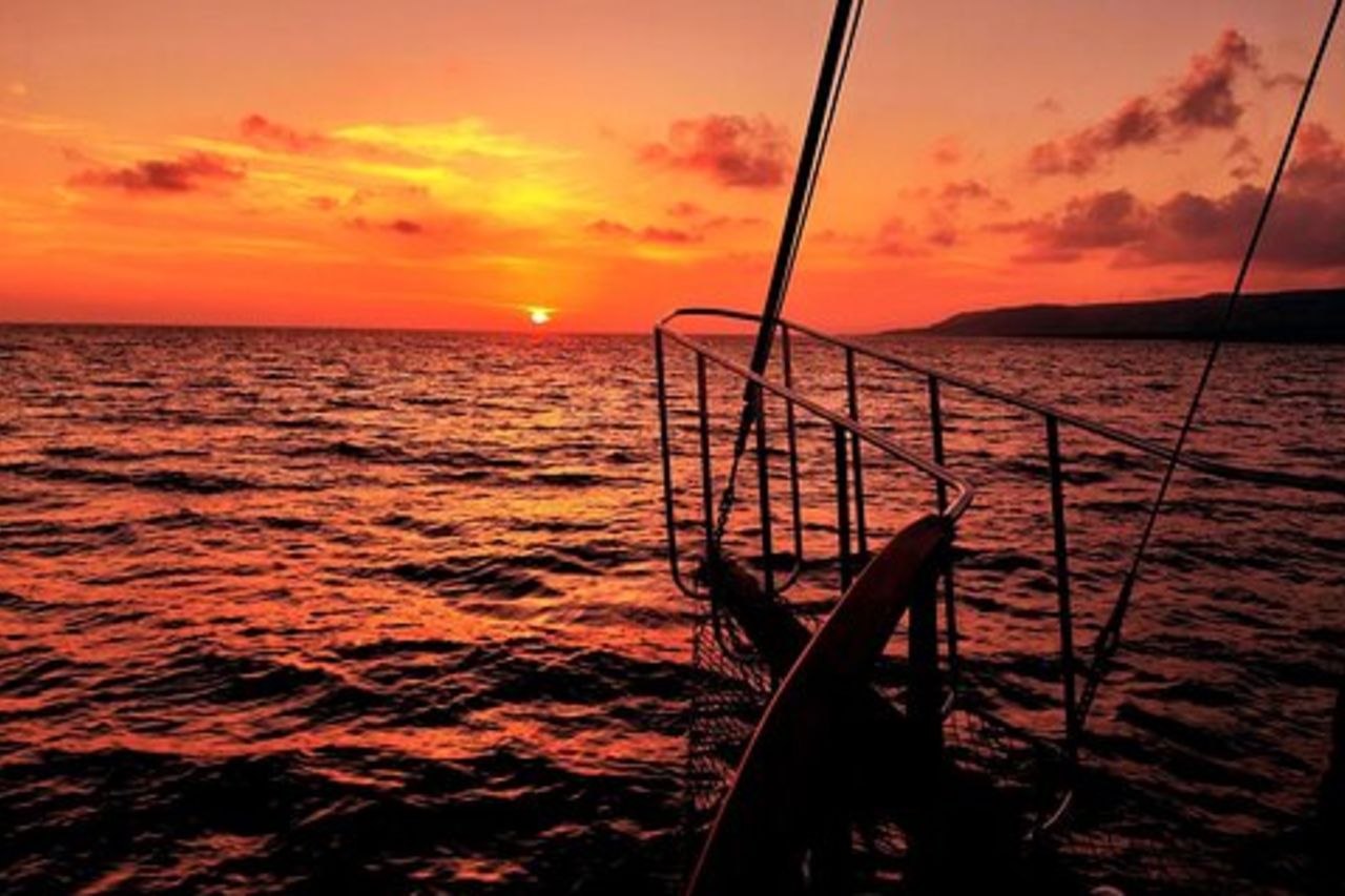 Crociera al tramonto Queen Bee con soste per nuotare e cena