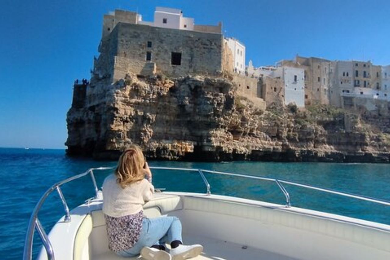 Polignano in barca escursione di gruppi con aperitivo