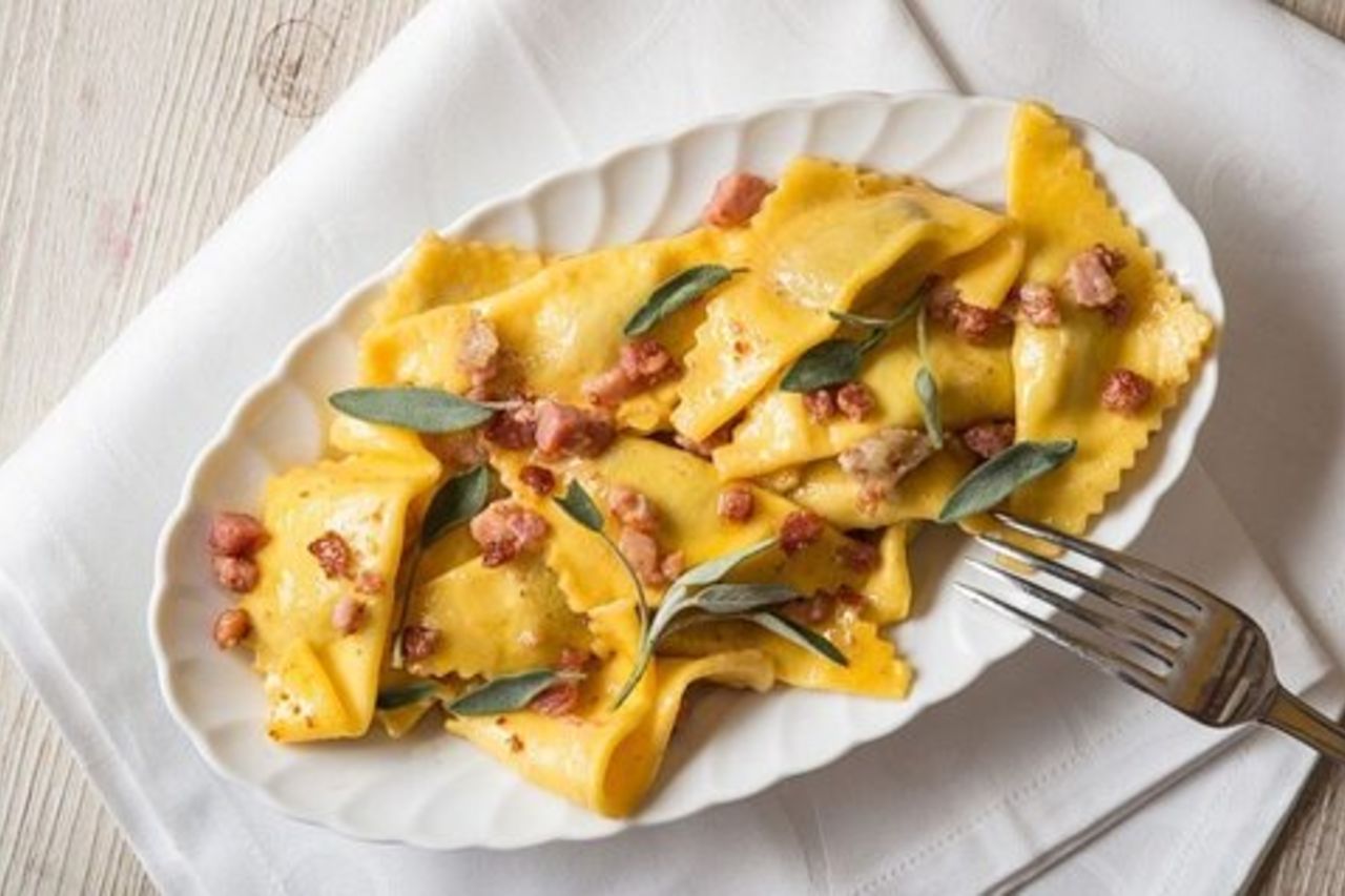 Tour privato dello street food di Bergamo con una guida locale