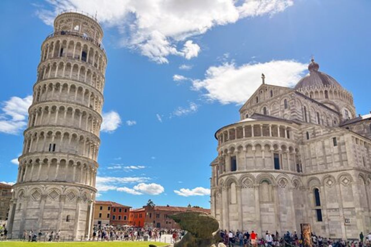 Tour privato VIP di un'intera giornata a Pisa e Lucca da Montecatini