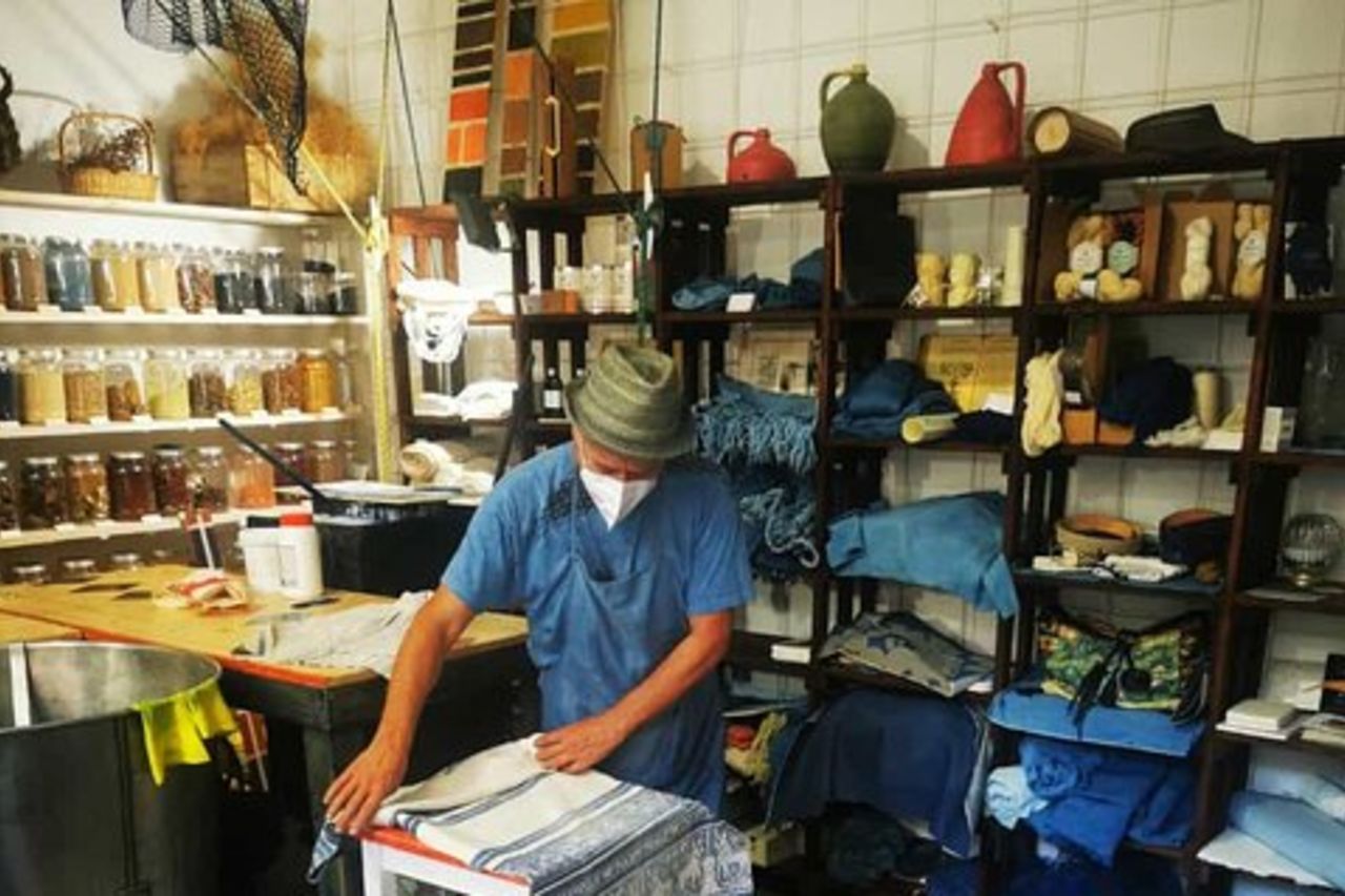 Ancona rossa di porpora e blu di guado