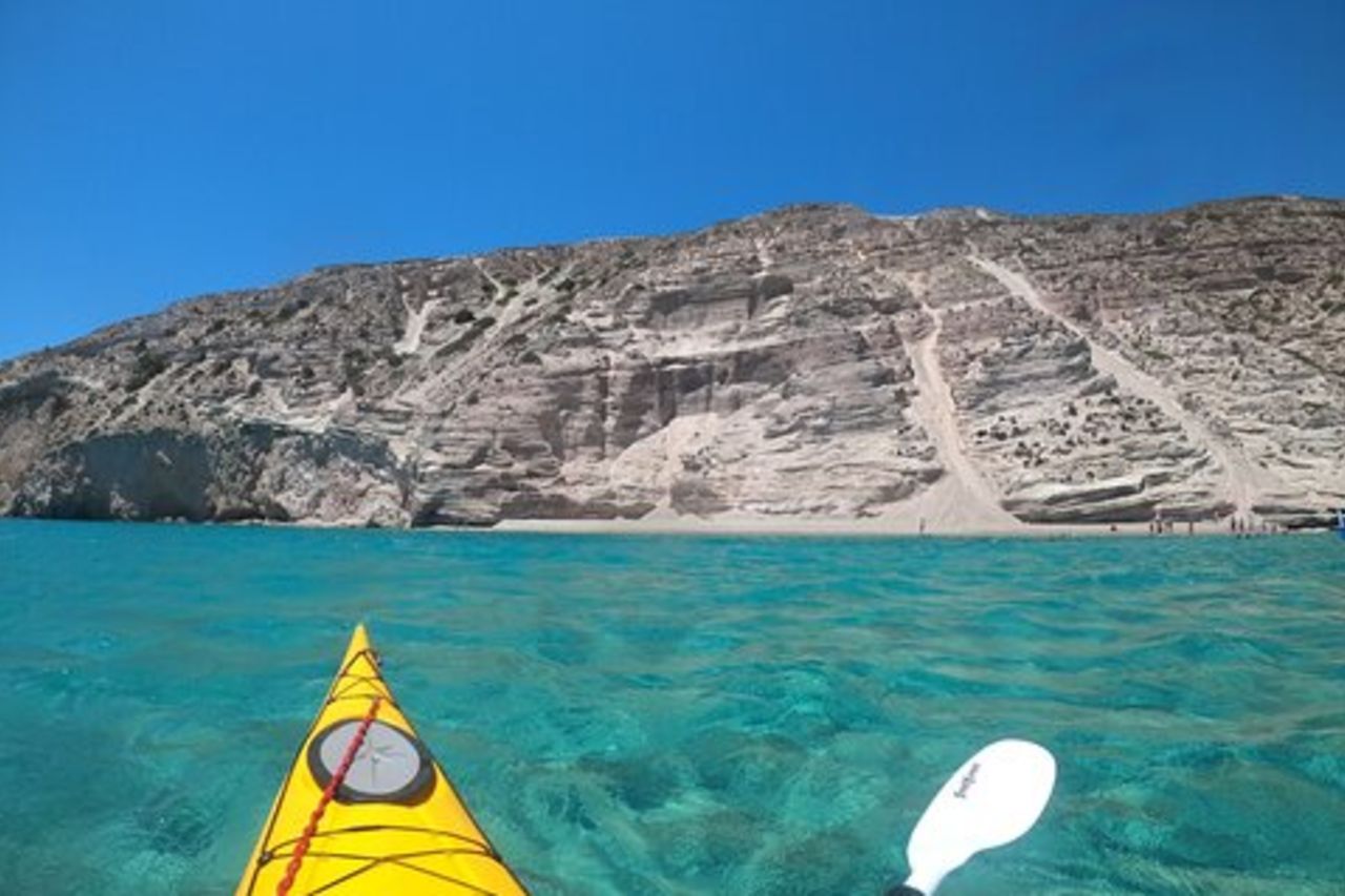 Incantevoli tour semi privati in kayak a Milos