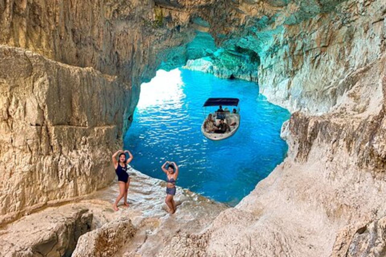 Tour esclusivo del relitto e delle grotte blu: fino a 10 ospiti