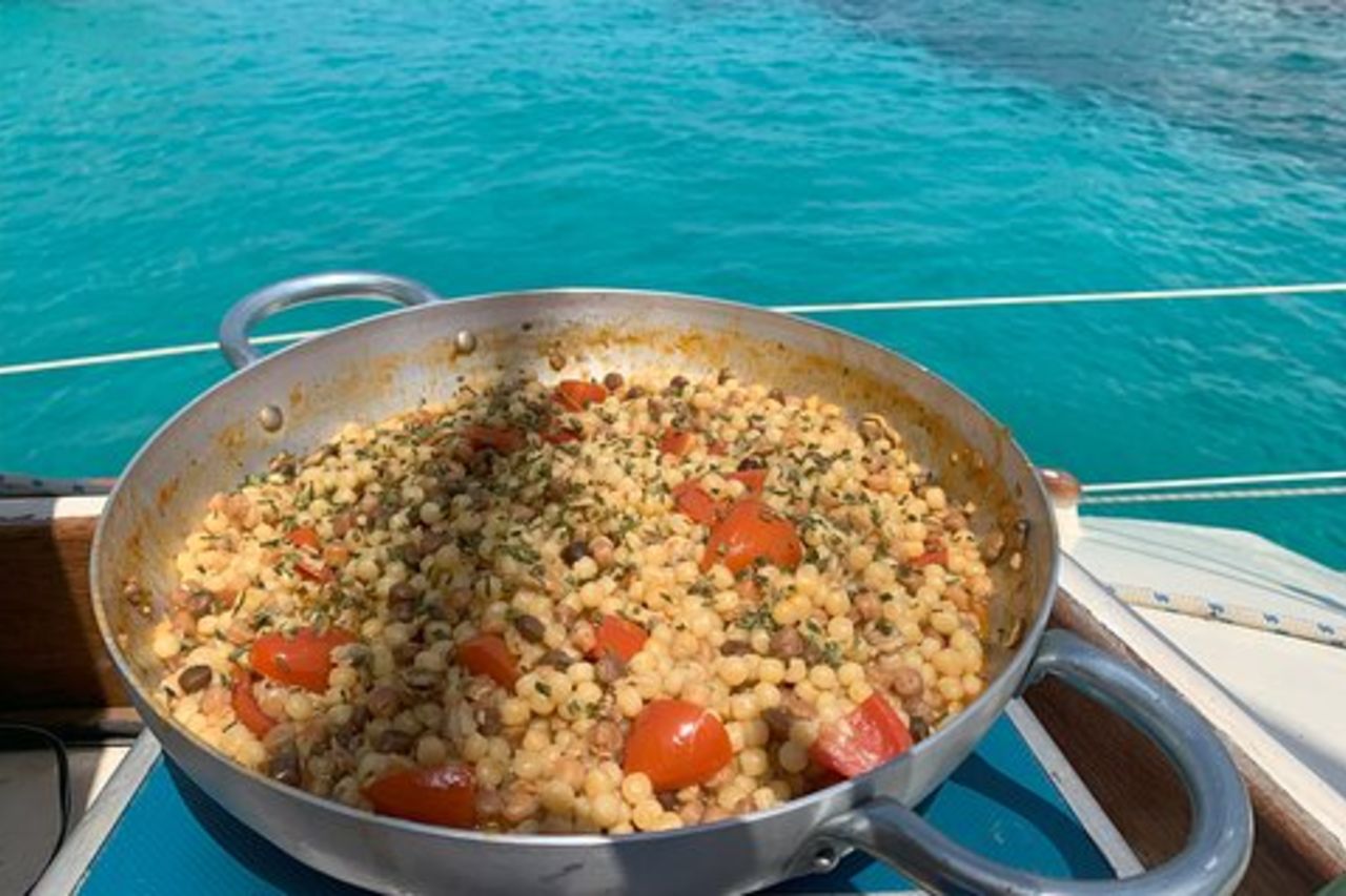 Gita di un giorno in catamarano alle Isole della Maddalena con pranzo sardo