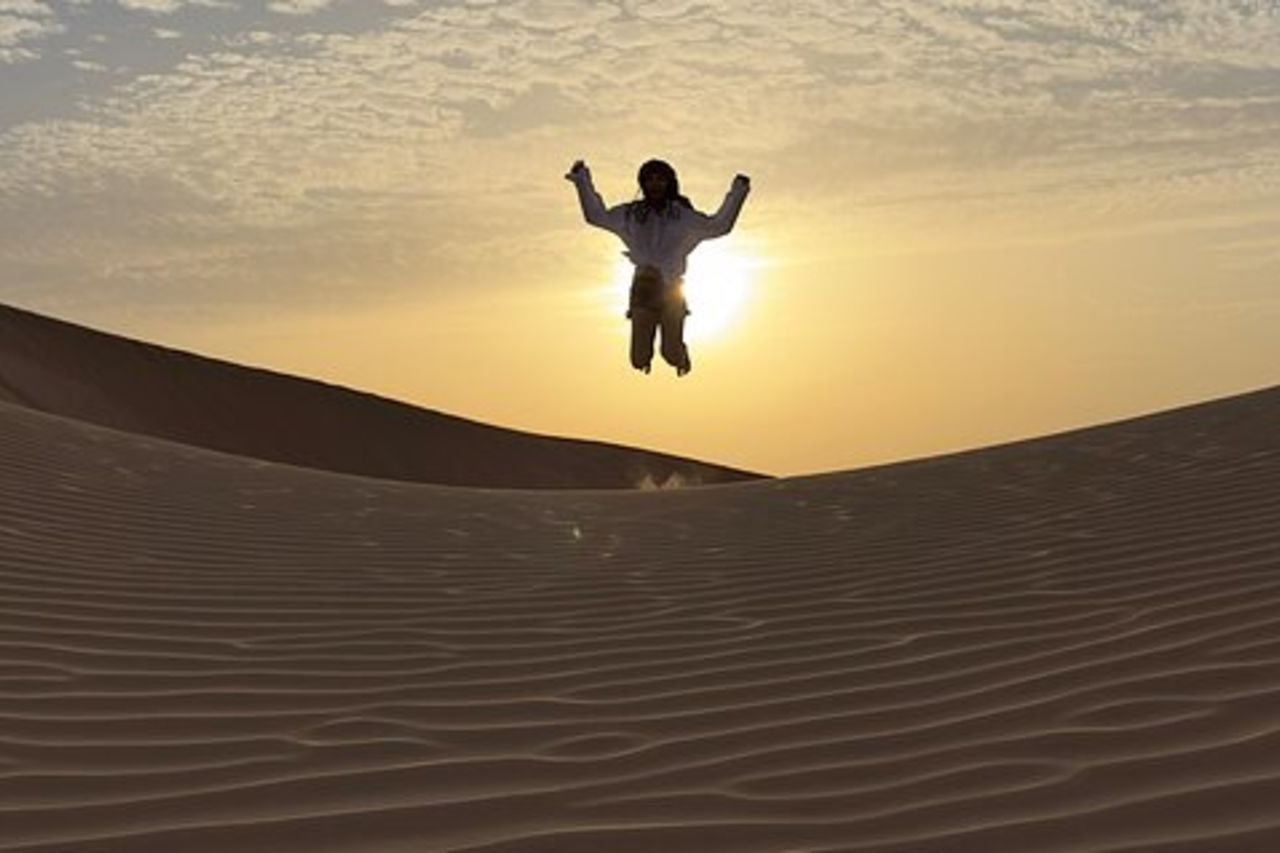 Tour al tramonto nel deserto del quartiere vuoto