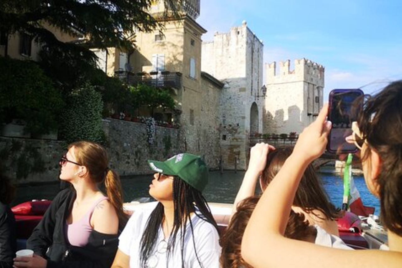 Sirmione lontano dalla folla Passeggiata guidata in barca e un drink