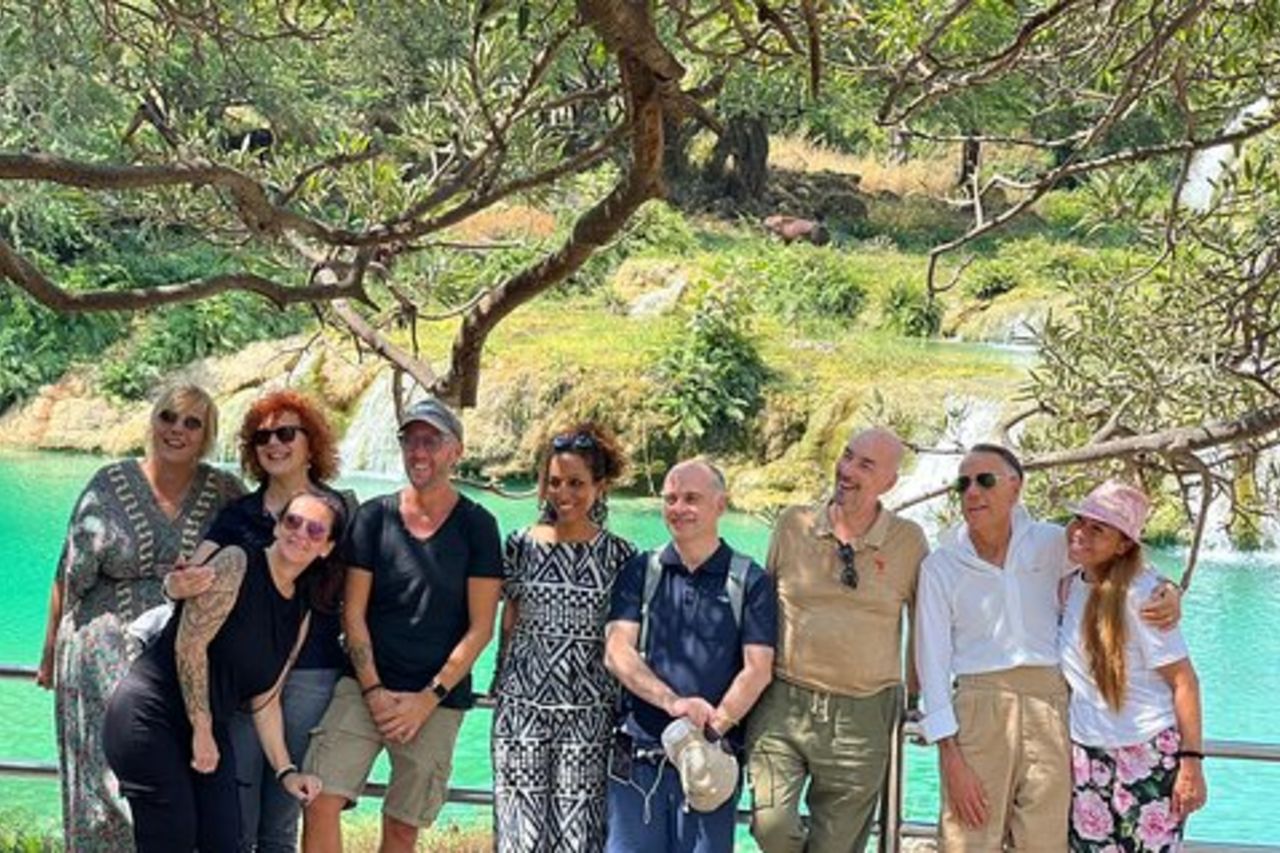 Safari in montagna, cammelli, cascate e pranzo (tour di gruppo)