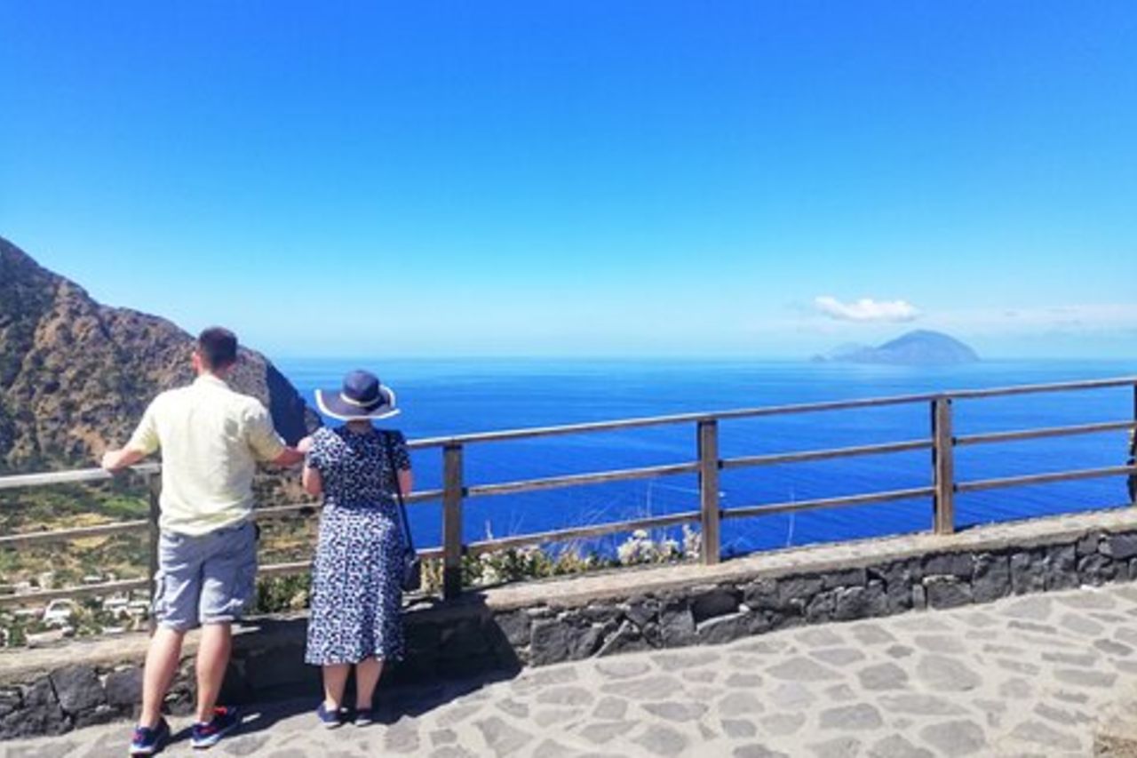 Esclusivo Tour a Salina: Mezza Giornata di Sapori e Vini Locali