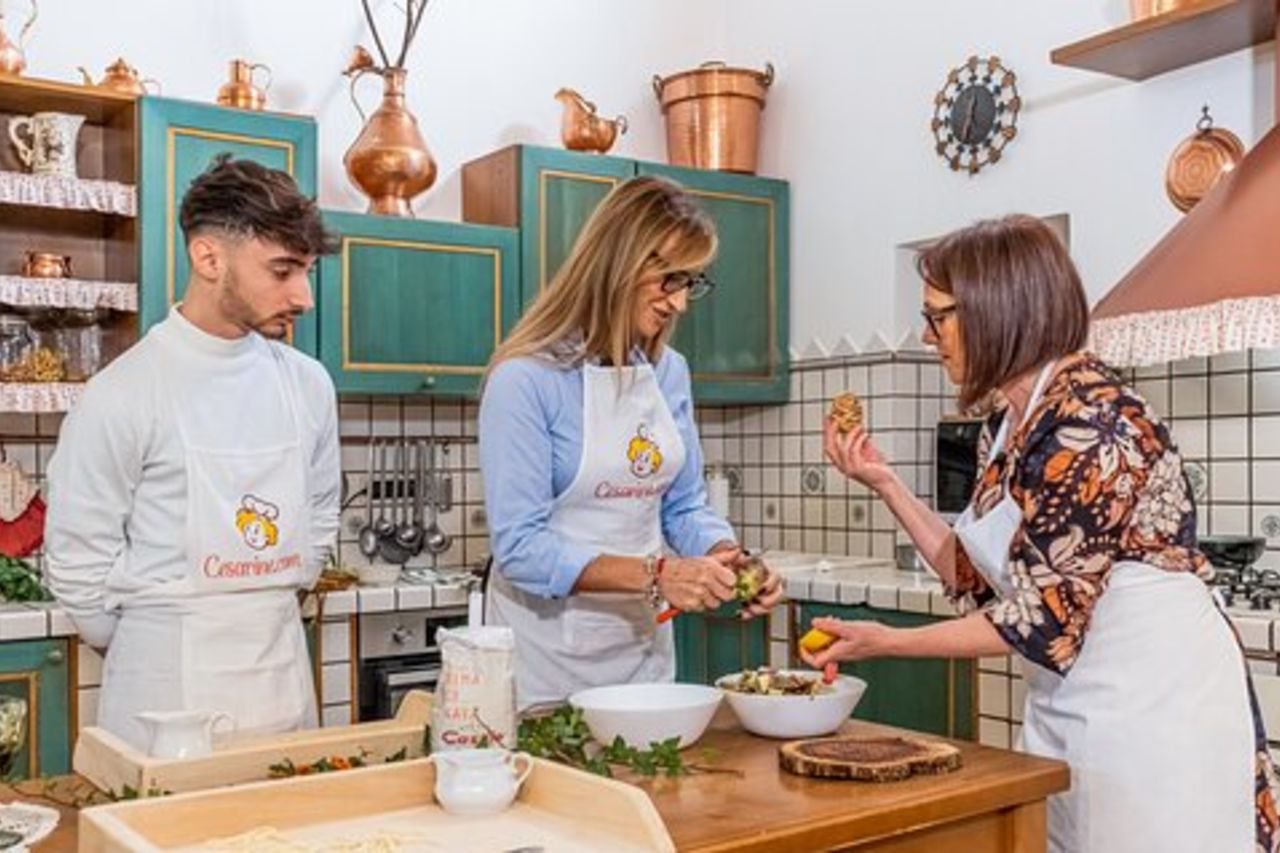 Tour a piedi a Lucca & corso di cucina tradizionale con vino