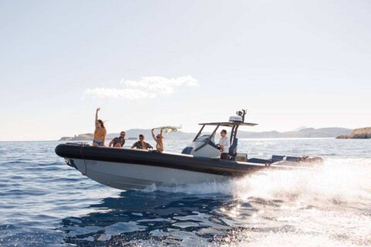 Tour privato in barca di lusso di tre isole greche per l'intera giornata