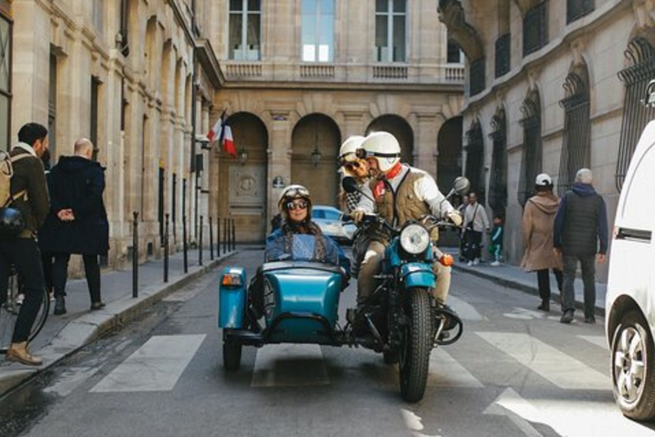 Tour guidato privato flessibile di Parigi su un sidecar vintage