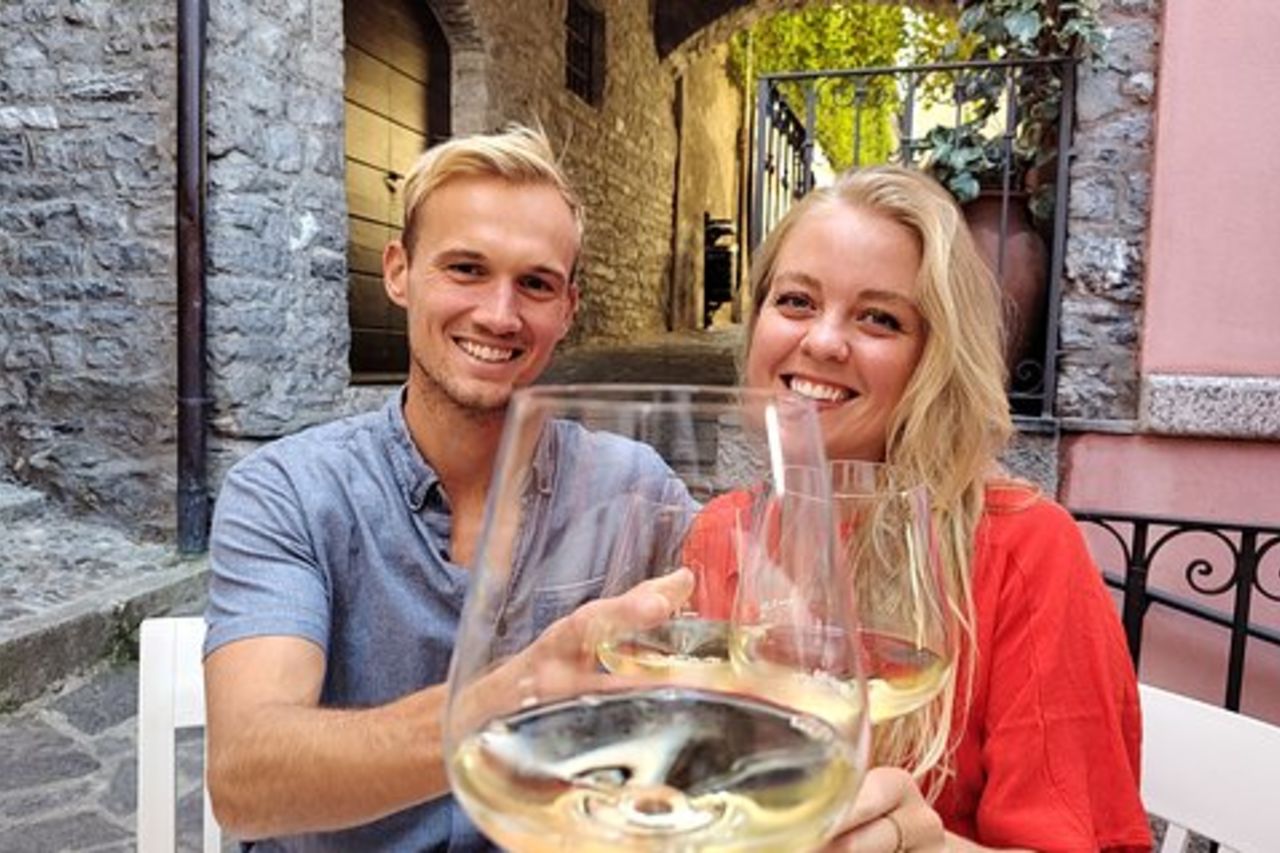 Varenna: tour guidato a piedi con degustazione di vini e cibi