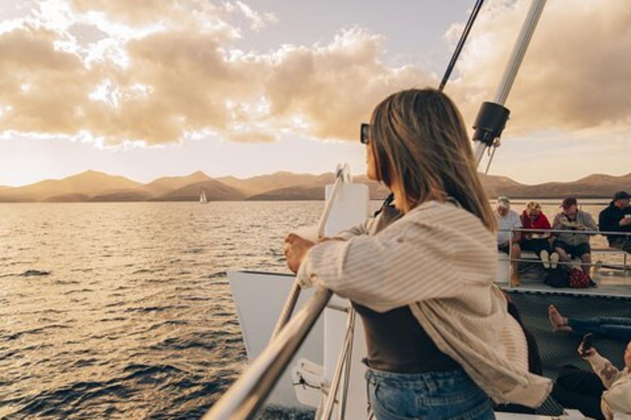 Crociera in barca a vela al tramonto con i delfini di 2 ore con drink