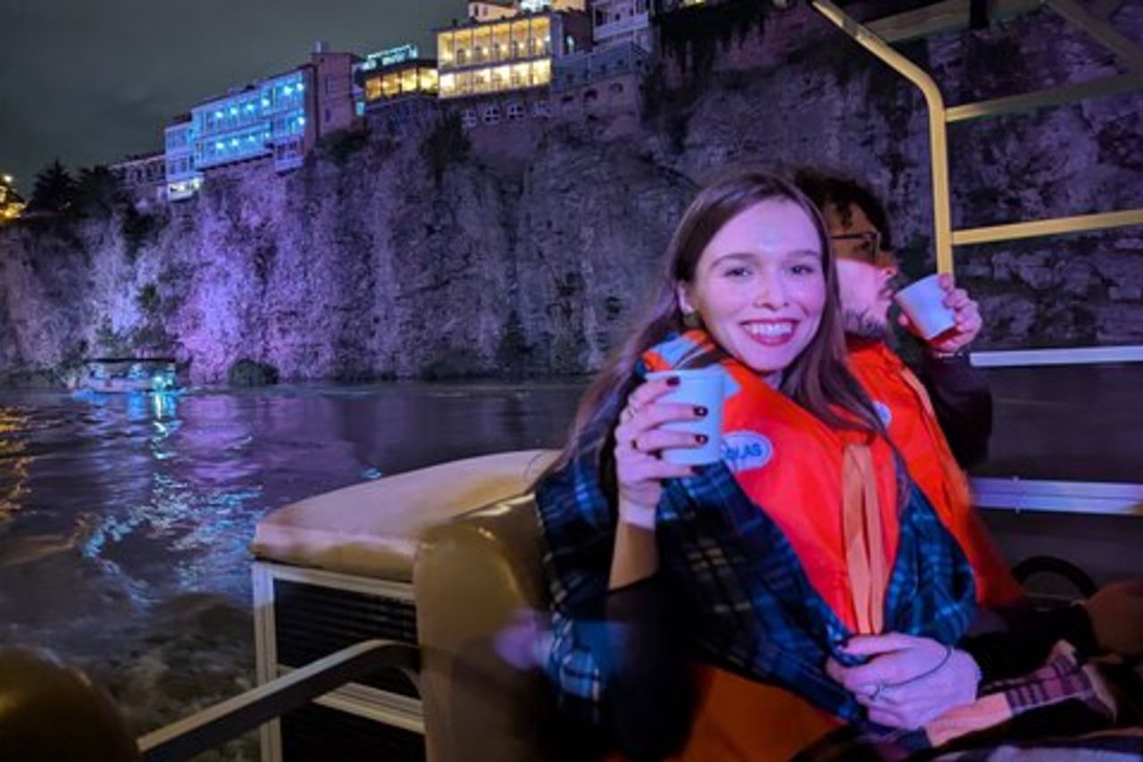 Tbilisi: Tour serale a piedi e in barca con vino e giro in barca