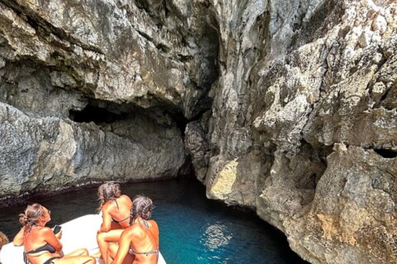 Syracuse: Giornata intera in barca privata a Capopassero con aperitivo.