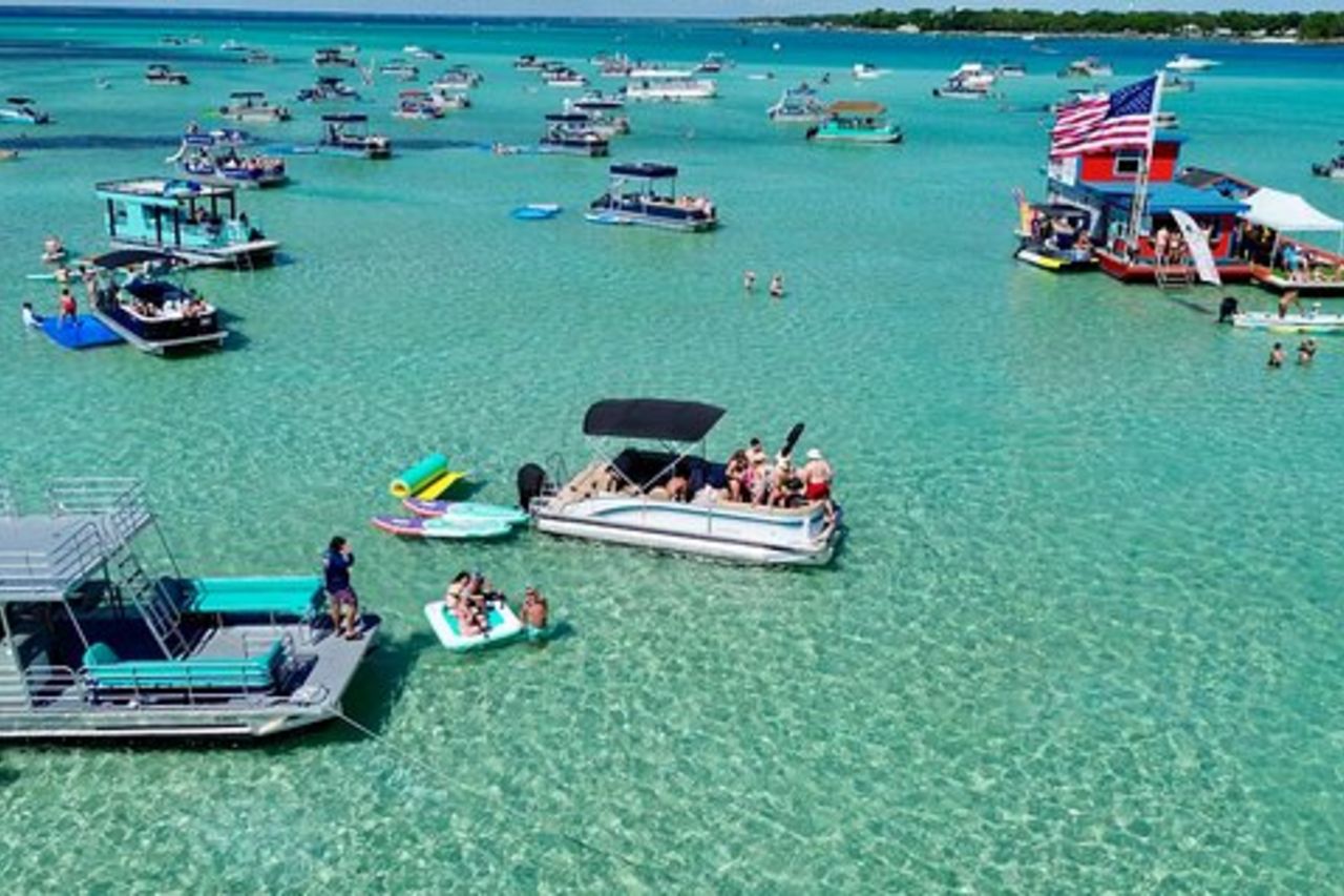 Charter privato del pontone di Crab Island con i gonfiabili