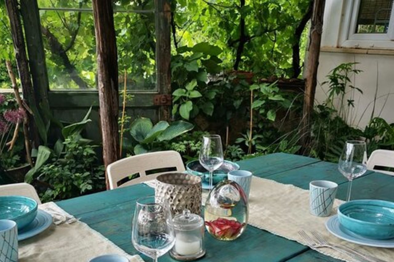 Autentico menu Pugliese nel giardino di un antico trullo