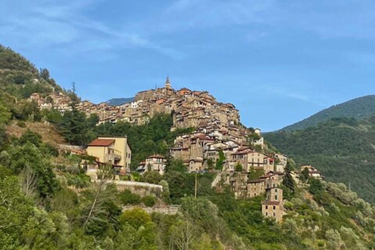 Giornata in Vespa tra i borghi liguri della Riviera dei Fiori.