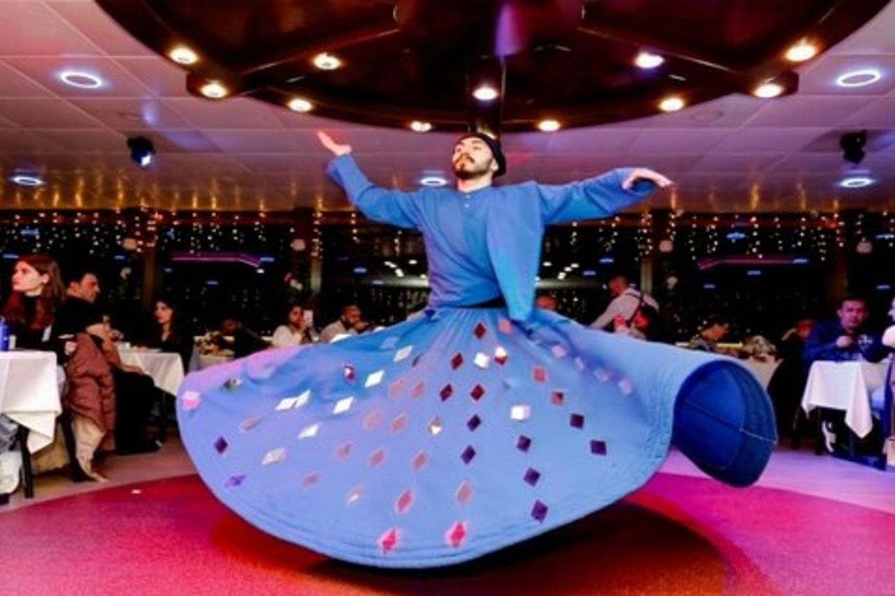 Crociera serale sul Bosforo: Cena, spettacoli dal vivo e tavolo privato