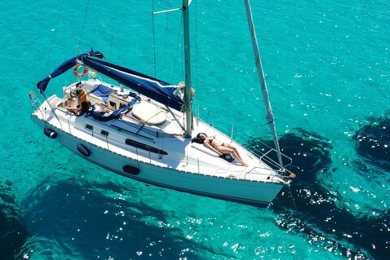 Tour in Barca a Vela di un'Intera Giornata alle Isole Egadi
