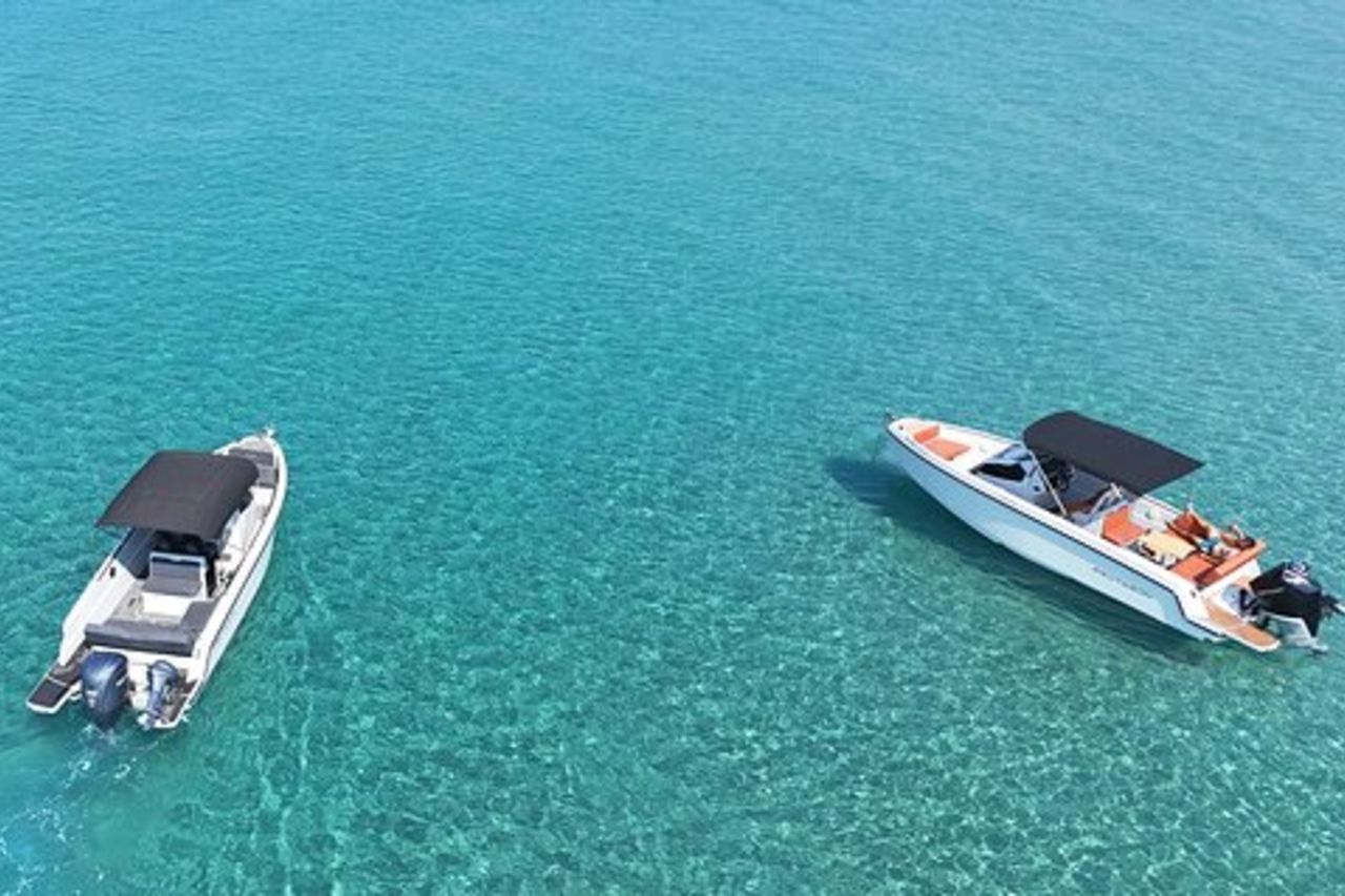 Naufragio e grotte blu- 8m tour privato in barca (fino a 11pax)