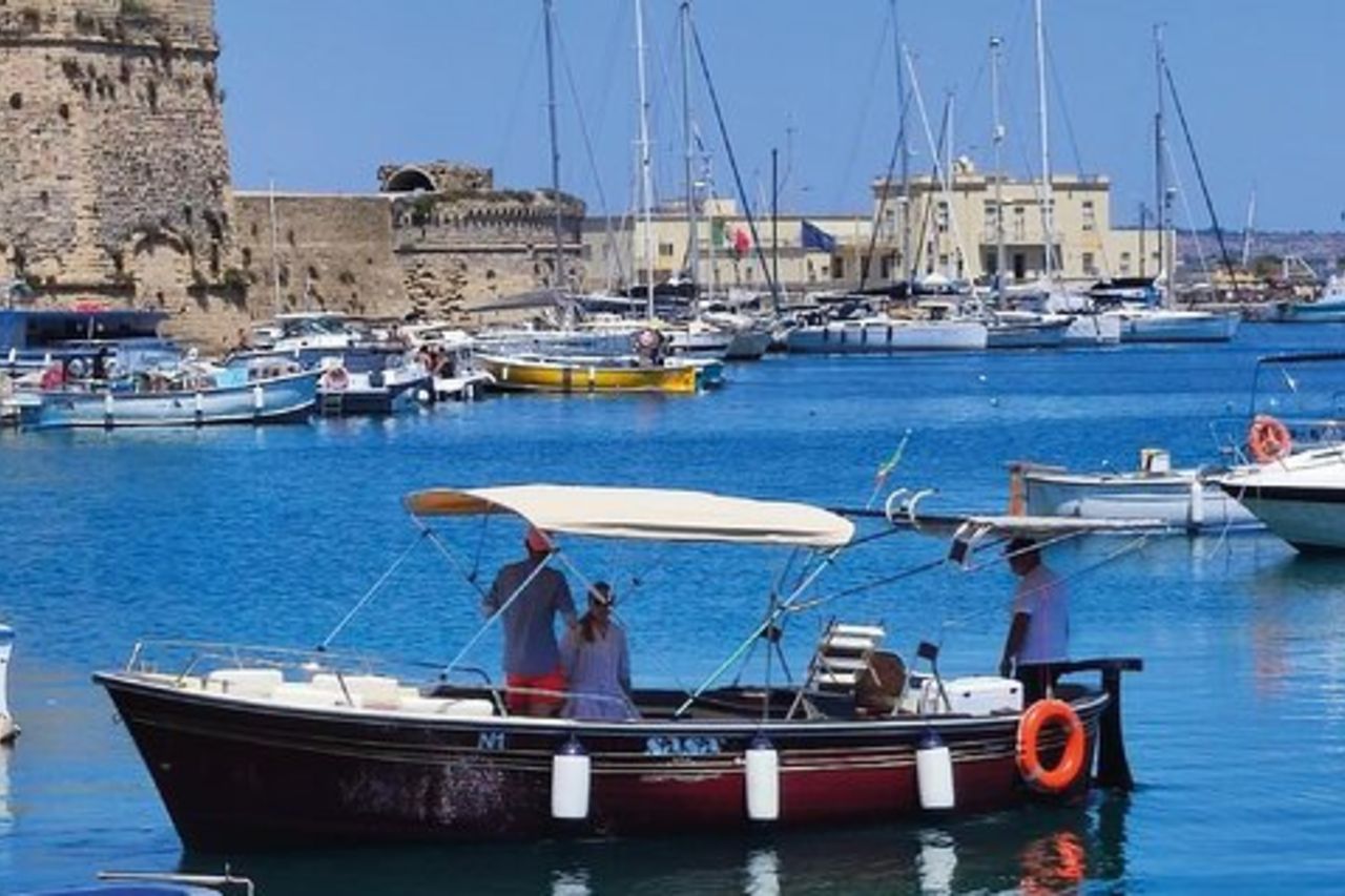 Escursione privata in barca a Gallipoli con Sasà Tours