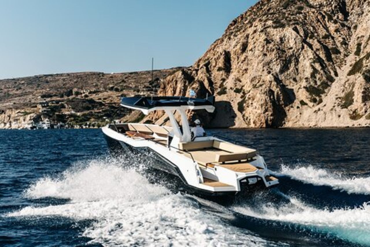 Milos : Tour in barca per piccoli gruppi — Kleftiko Sarakiniko Poliegos