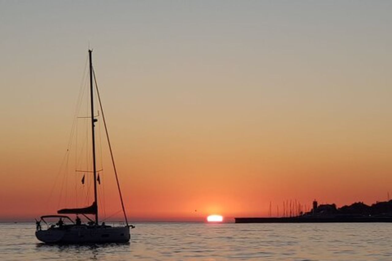 Cascais Private Luxury Sunset 2h Crociera con un drink