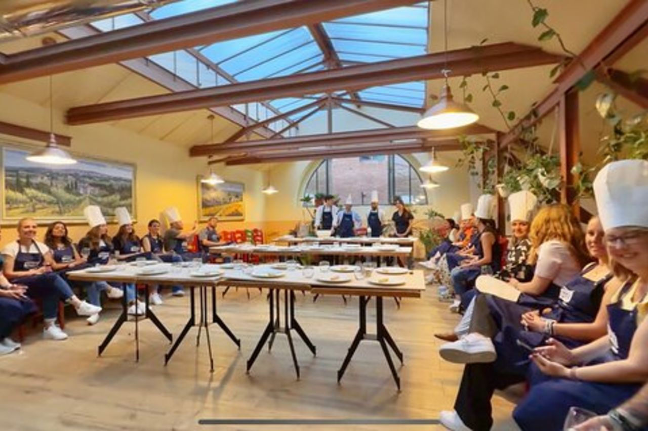 Siena: Corso di Cucina per Piccoli Gruppi Pasta e Tiramisù con Vino