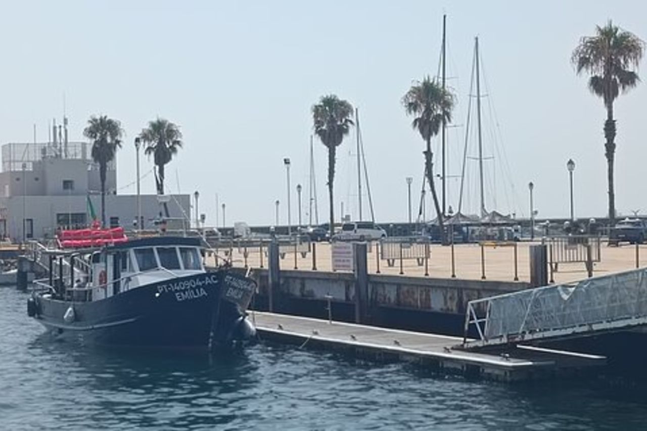 Cascais Coastal Secrets 90 minuti di crociera con vino e birra gratuiti