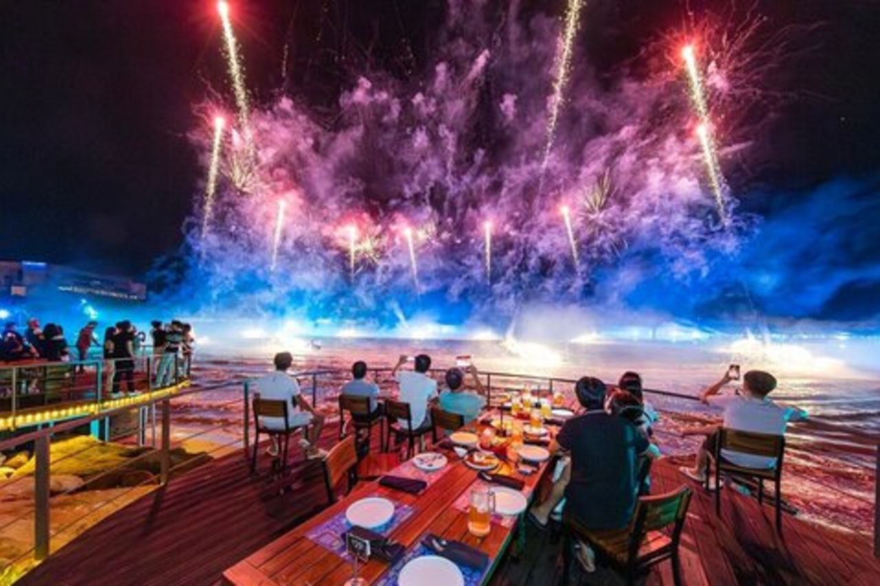 Cena romantica con spettacolo sinfonico e fuochi d'artificio Bacio del Mare