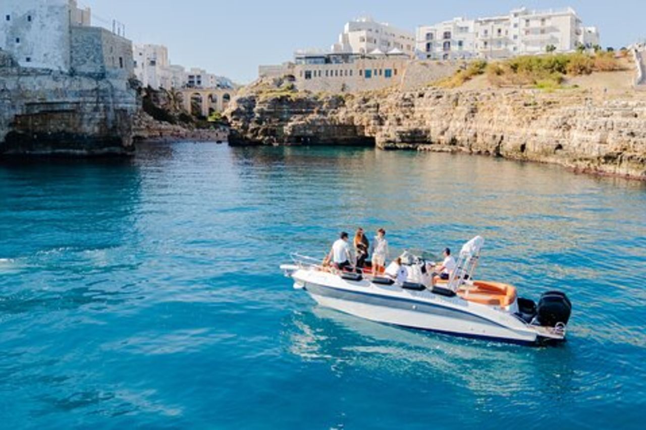 Tour in Barca della Costa di Polignano a Mare con Aperitivo