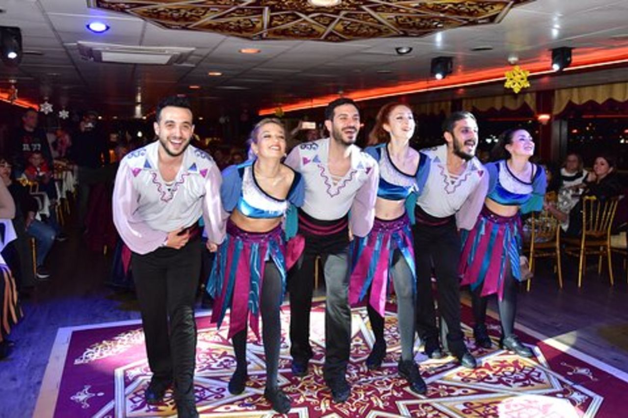 Crociera con cena sul Bosforo a Istanbul con spettacolo turco