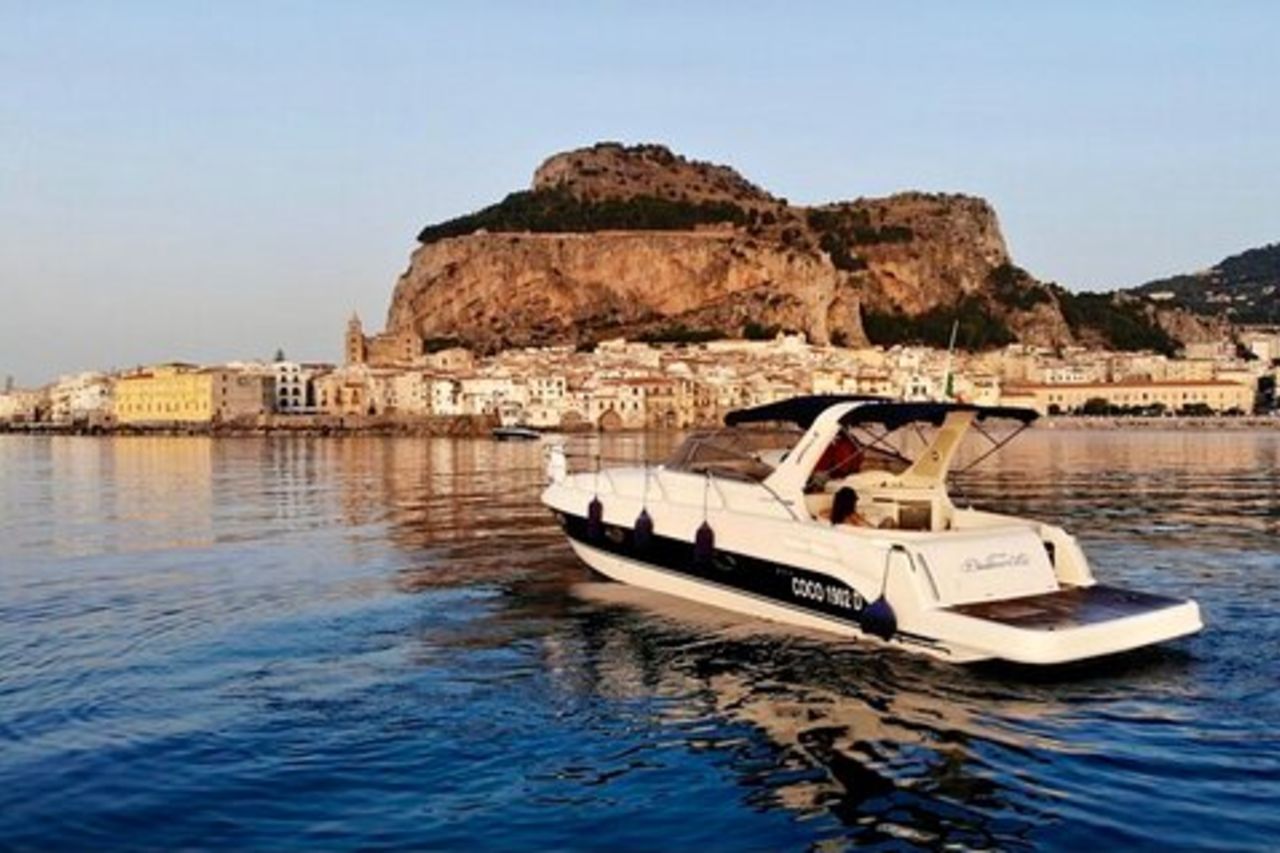 Cefalù: Tour in Mini Yacht con Aperitivo, Snorkeling e Grotte