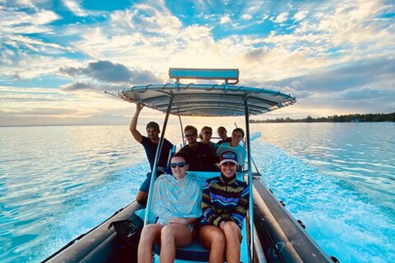 Escursione esclusiva al tramonto nella laguna con razze e squali