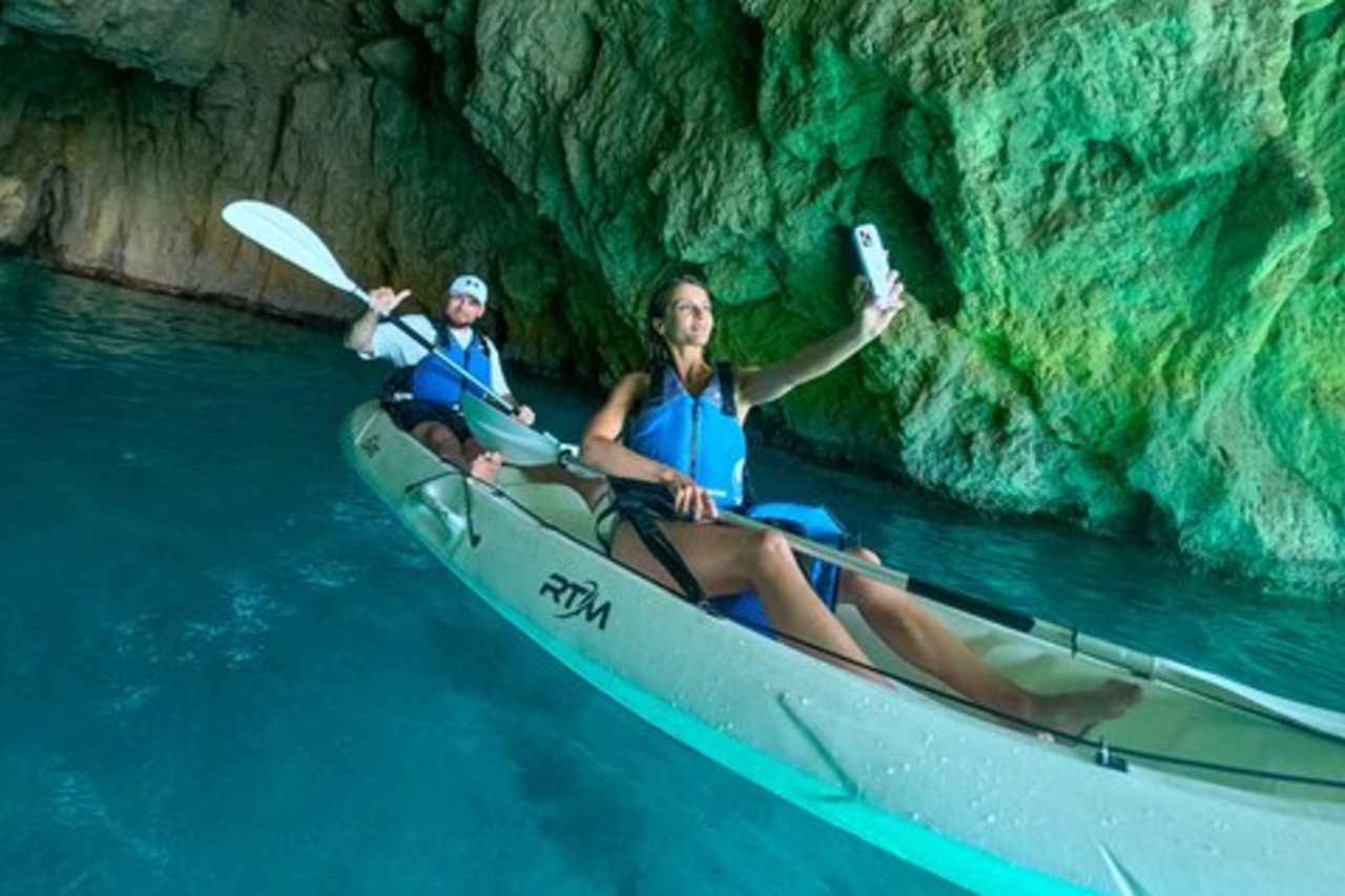 Tour in Kayak a Capri tra grotte e spiagge. Foto GoPro incluse.