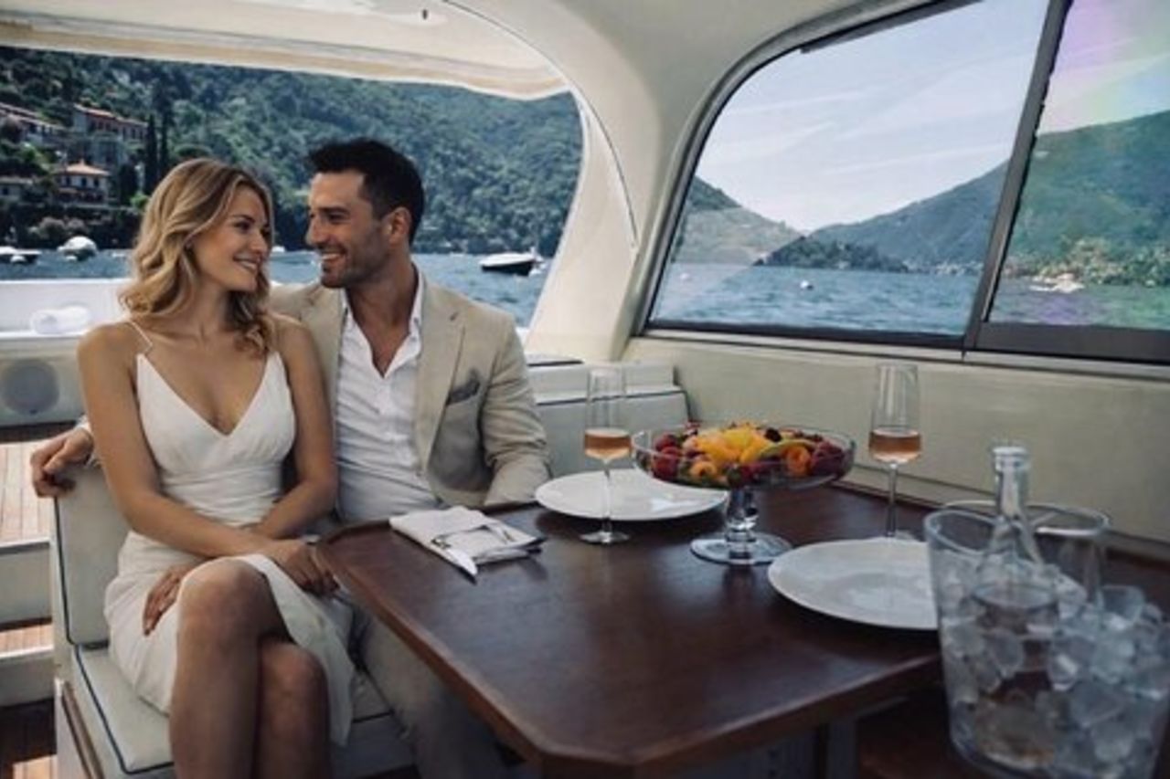 Tour a bordo dell'iconico Bertram 31 Sedan sul lago di como