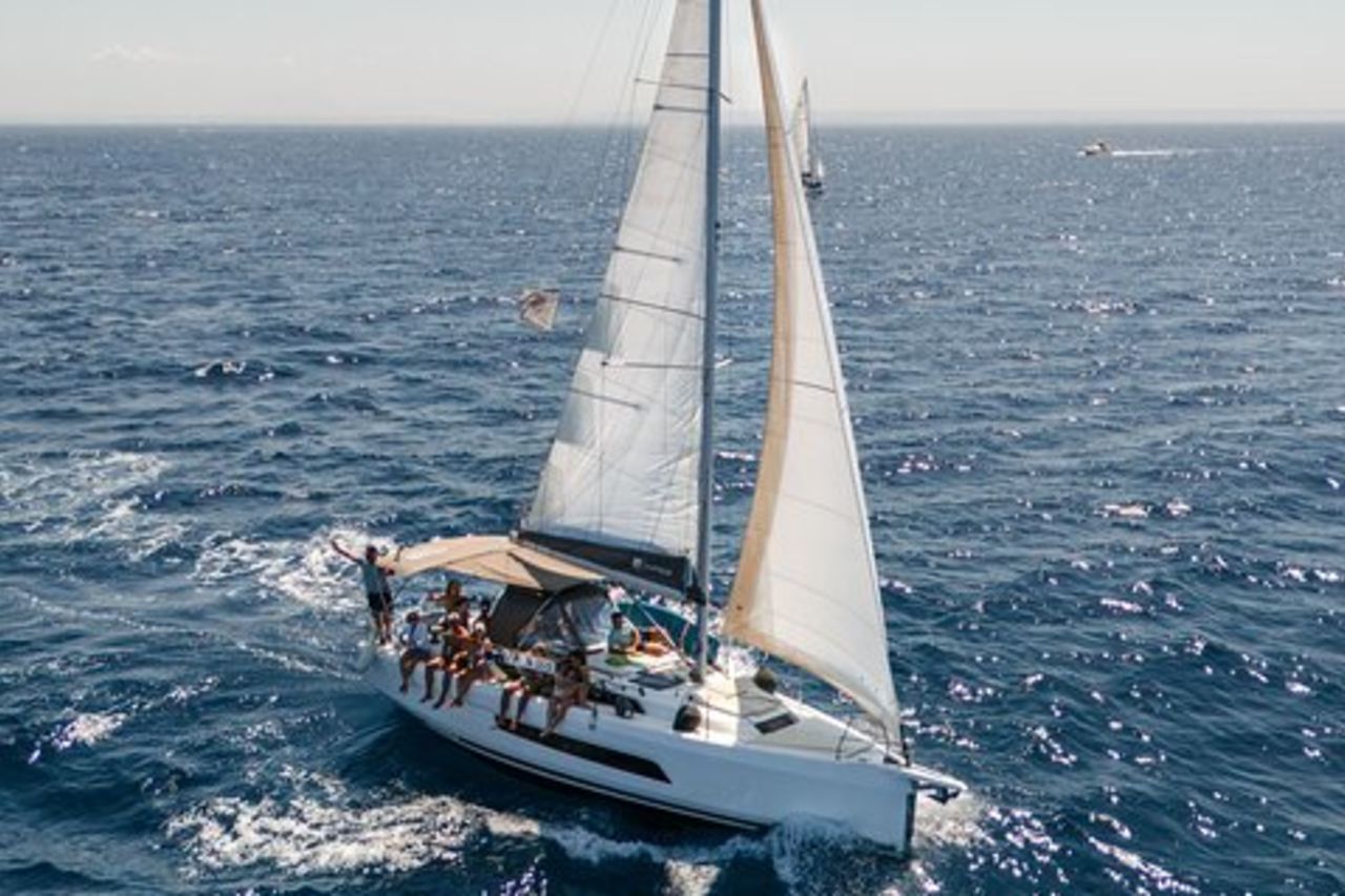 Tour in barca a vela delle Egadi a Favignana e Levanzo da Trapani