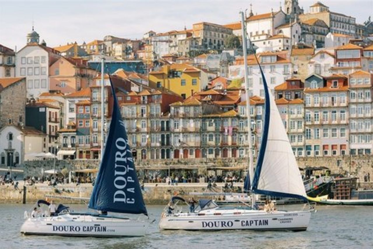 Porto : crociera privata in barca a vela sul fiume Douro con vino del porto