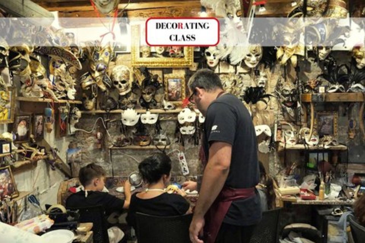 Corso di creazione di maschere di carnevale veneziano a Venezia, Italia