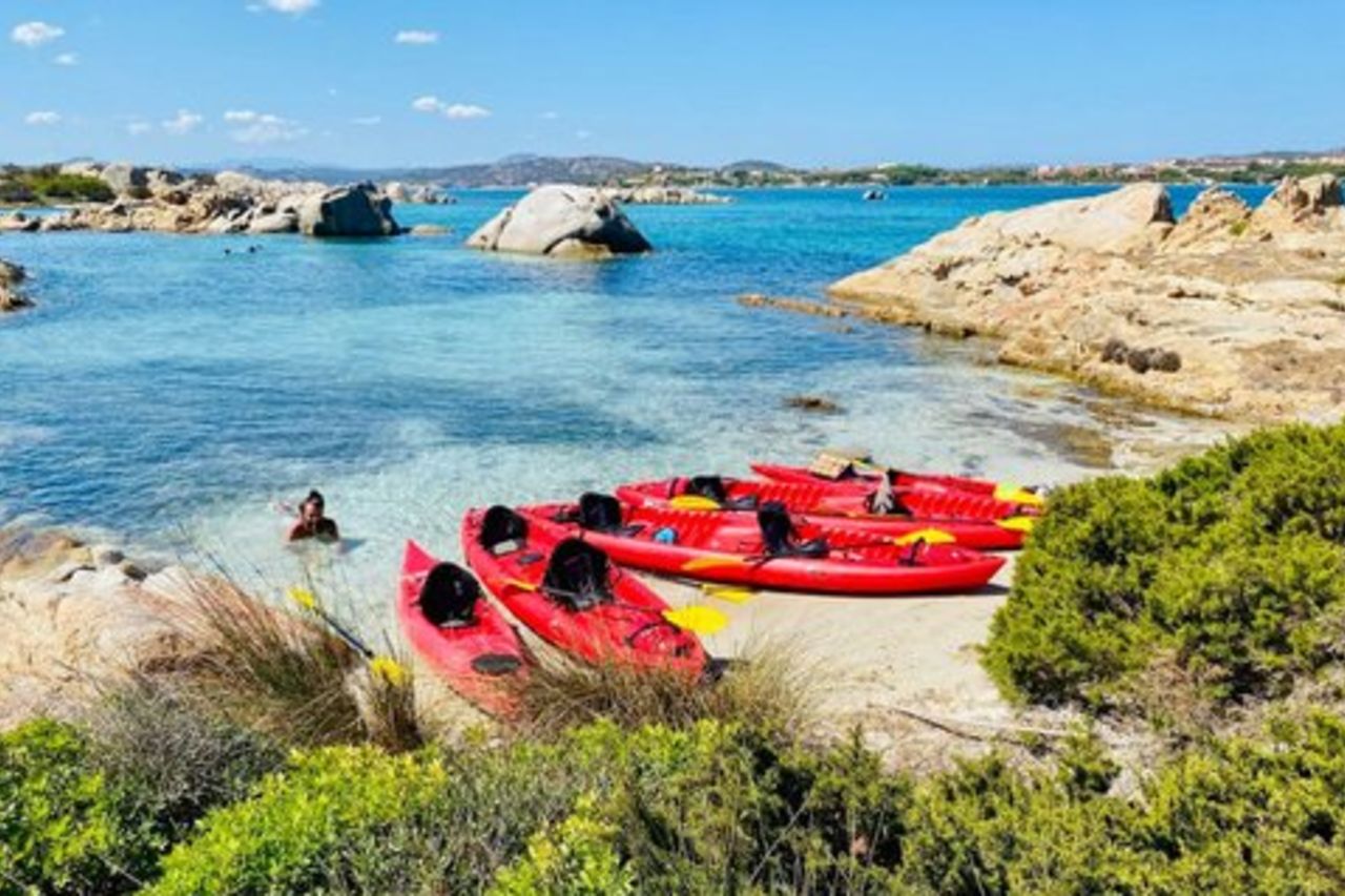 Kayak Tour all'Isola Maddalena con Snorkeling e Aperitivo Tipico