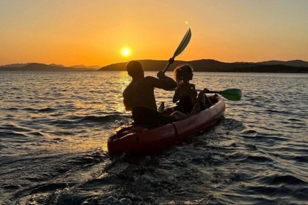 Gita in Canoa al Tramonto con Snorkeling e Aperitivo Tipico
