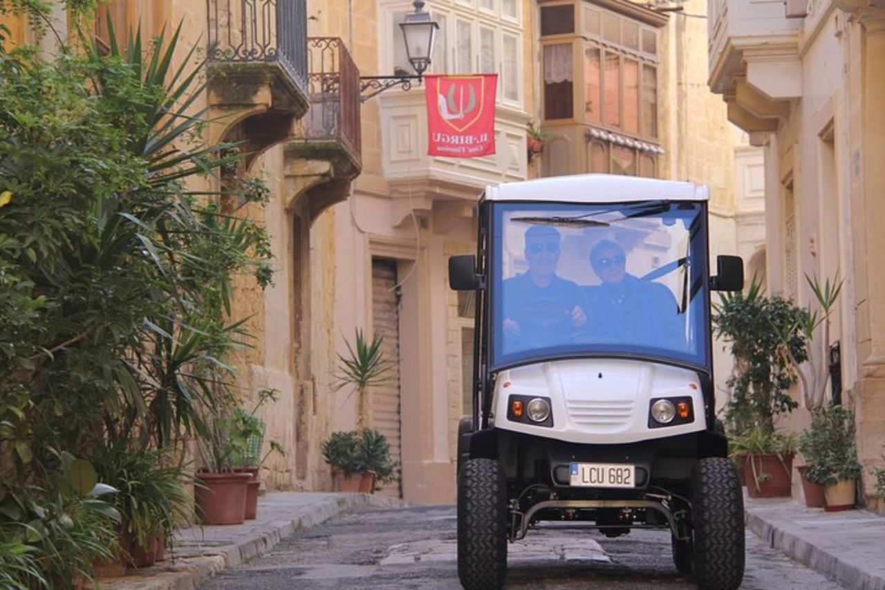 Esplora Malta in un tour autonomo in auto elettrica