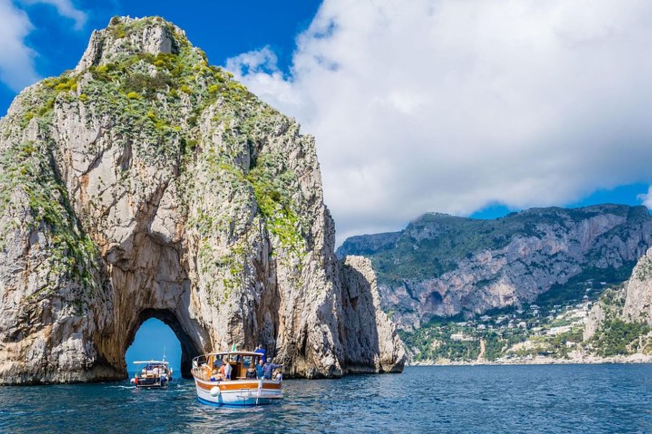 Isole Li Galli e Capri Tour in barca per piccoli gruppi da Amalfi — 4