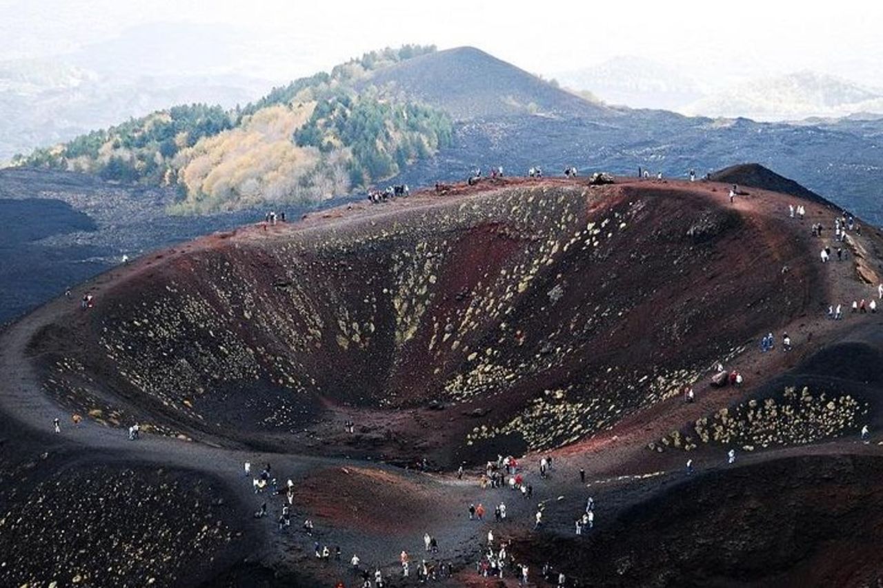 Tour privato dell'Etna e visita della cantina con degustazione enogastronomica da Taormina