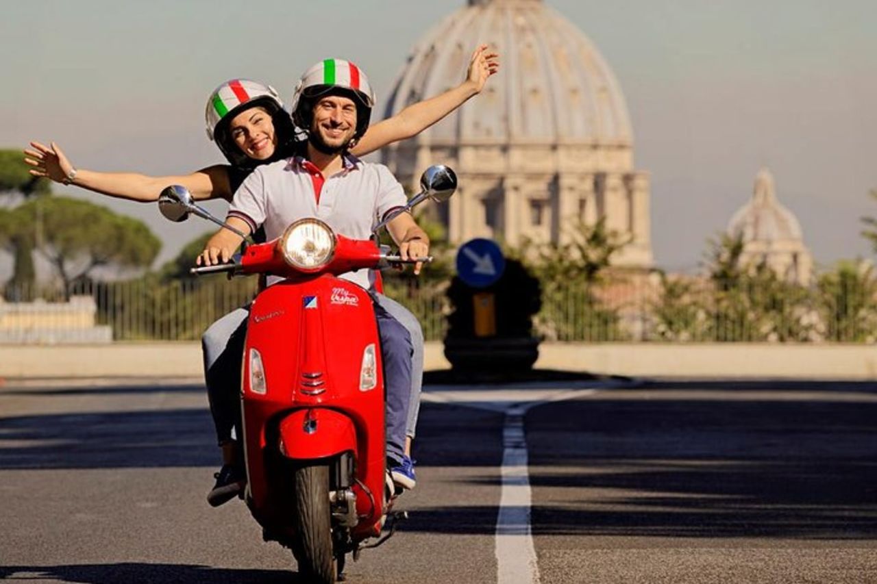 Roma su ruote: vivi la città con un tour in Vespa