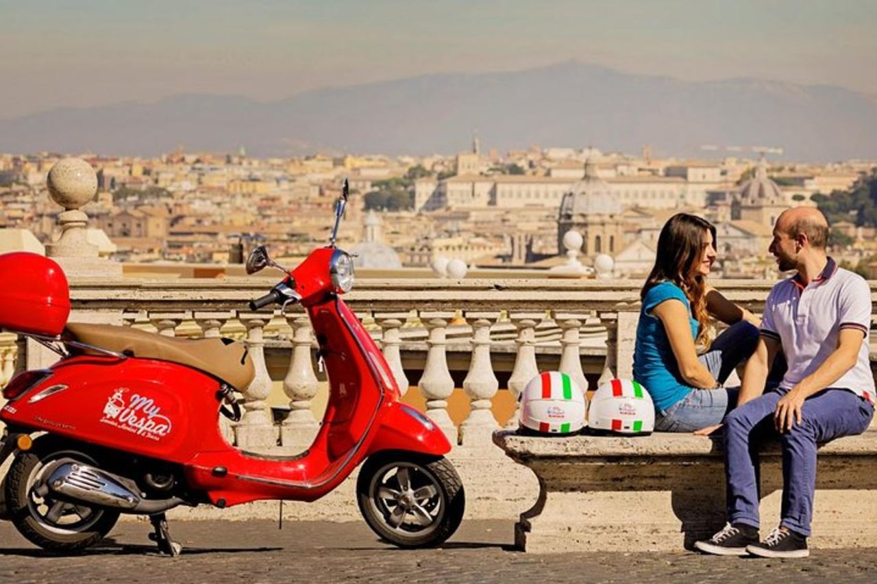 Roma su ruote: vivi la città con un tour in Vespa — 2