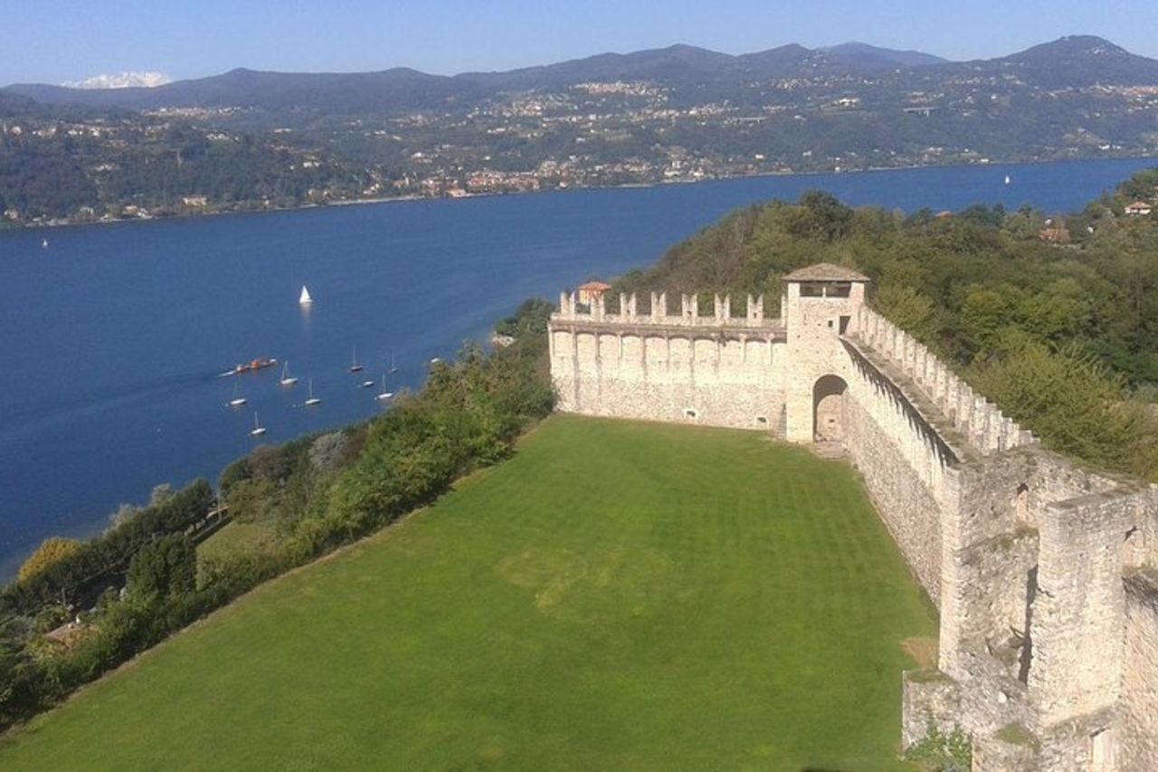Tour privato al castello di Angera dal lago Maggiore e Orta — 2